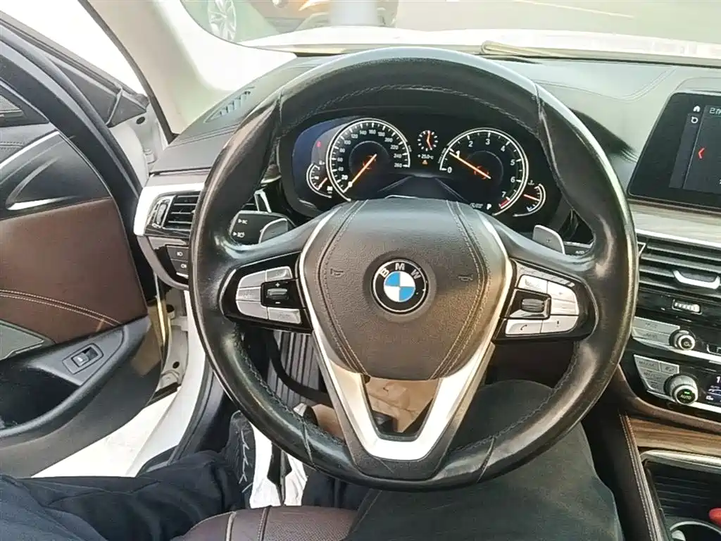 BMW 5 Series — фото 11