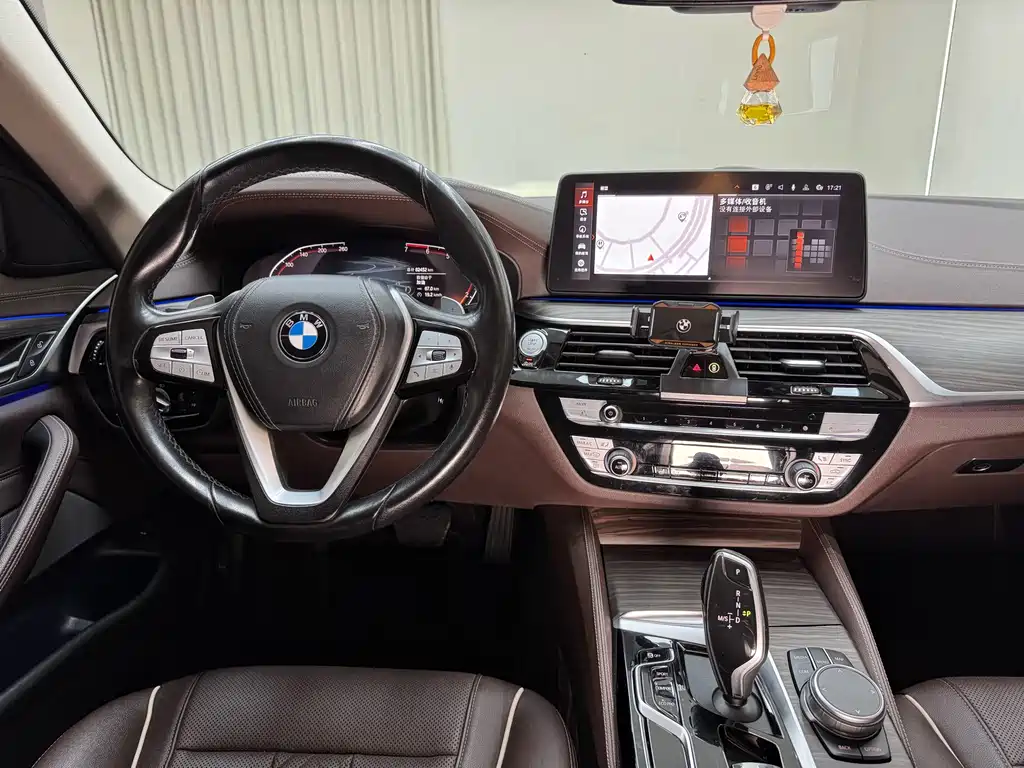 BMW 5 Series — фото 21