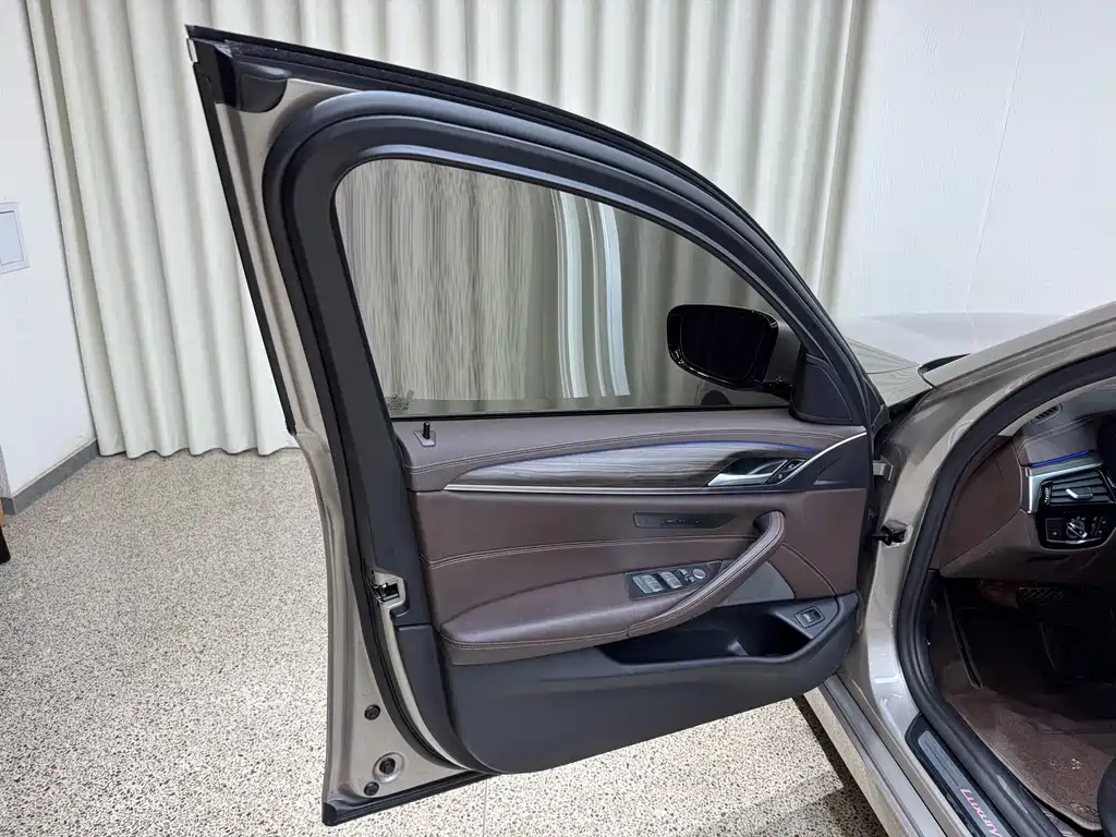 BMW 5 Series — фото 10