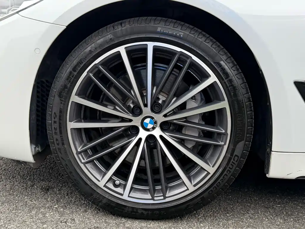 BMW 5 Series — фото 20