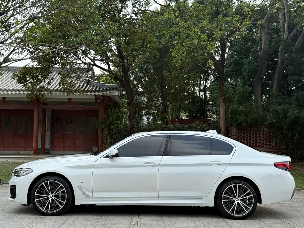 BMW 5 Series — фото 13
