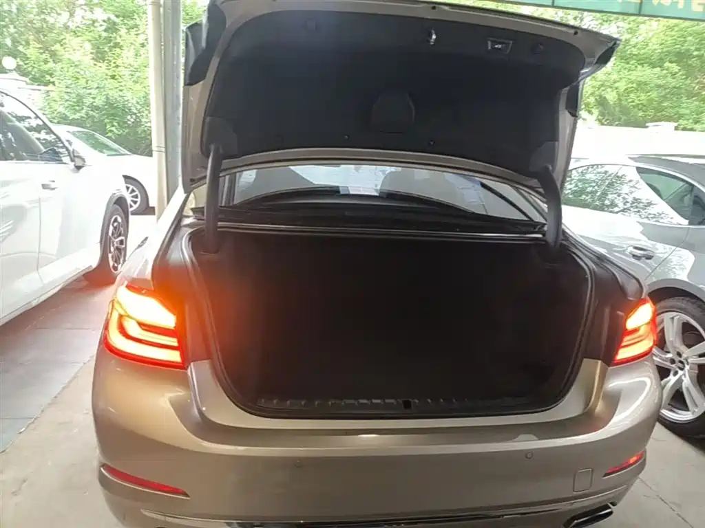 BMW 5 Series — фото 19