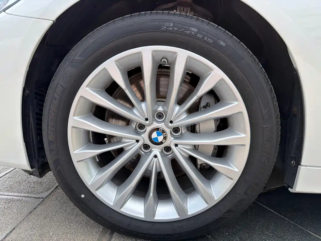 BMW 5 Series — фото 14