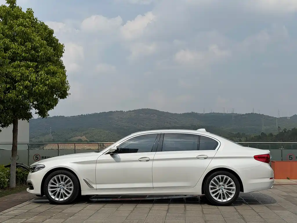 BMW 5 Series — фото 10