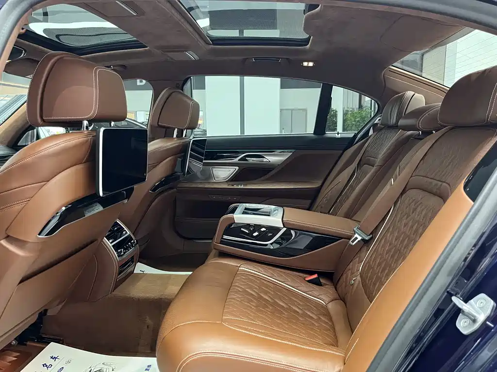 BMW 7 Series — фото 14