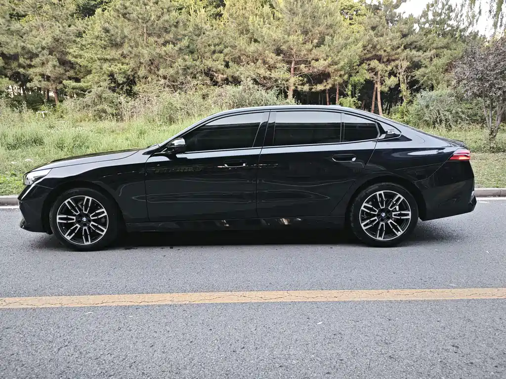 BMW 5 Series — фото 4