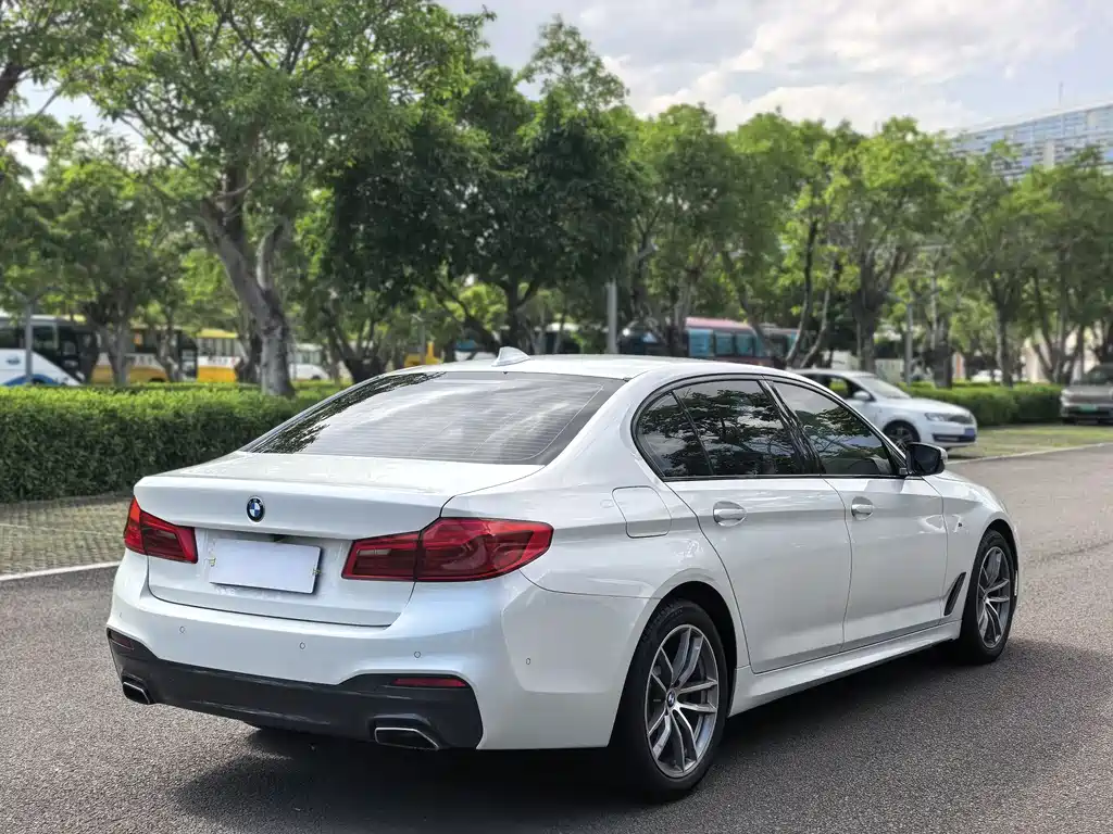 BMW 5 Series — фото 5