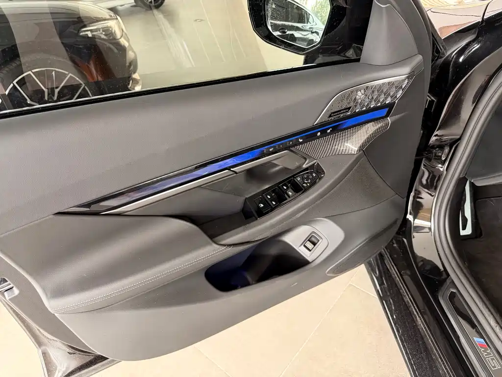 BMW M5 New Energy — фото 11