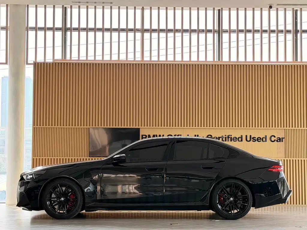 BMW M5 New Energy — фото 3
