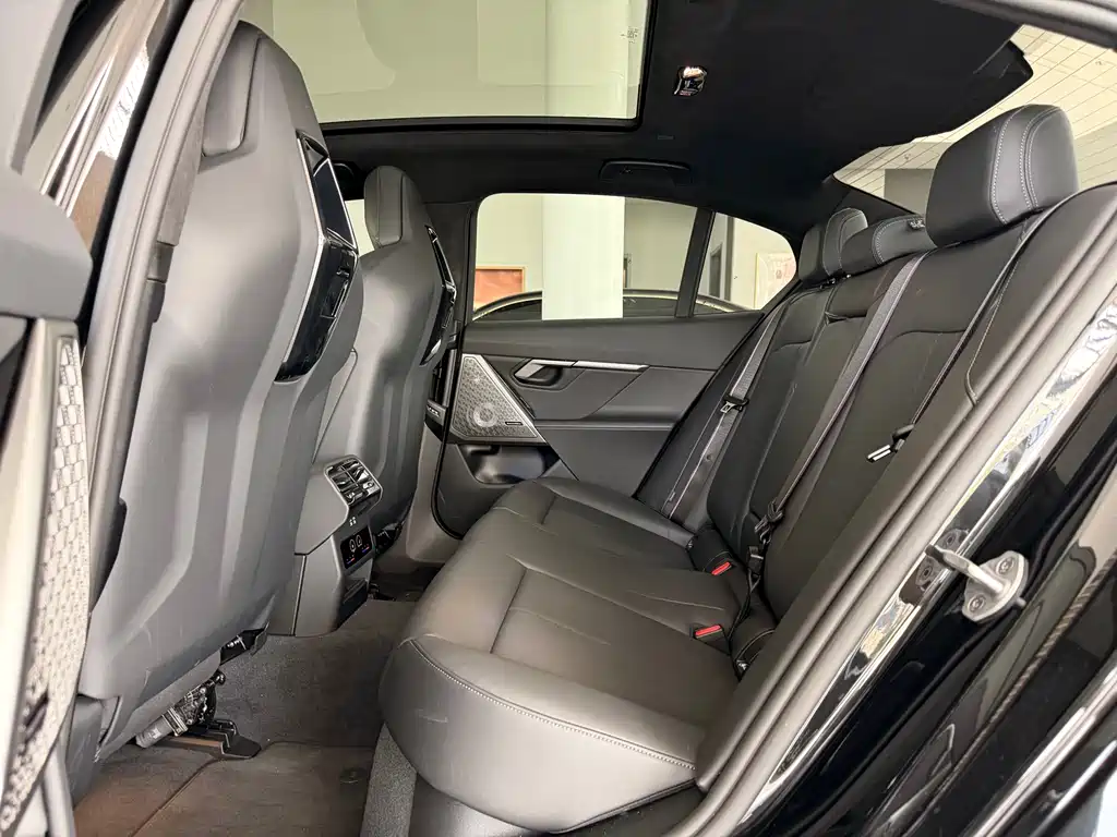 BMW M5 New Energy — фото 21