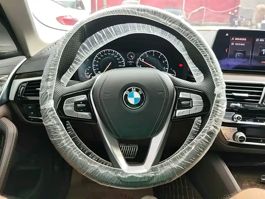 BMW 5 Series — фото 11