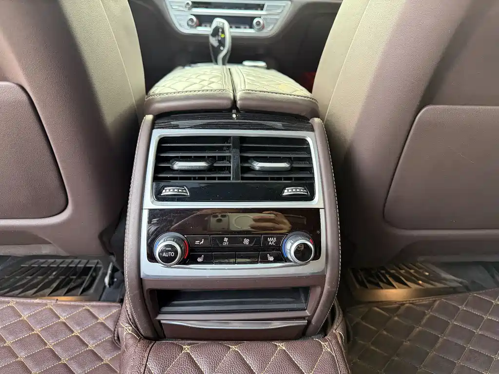 BMW 7 Series — фото 14