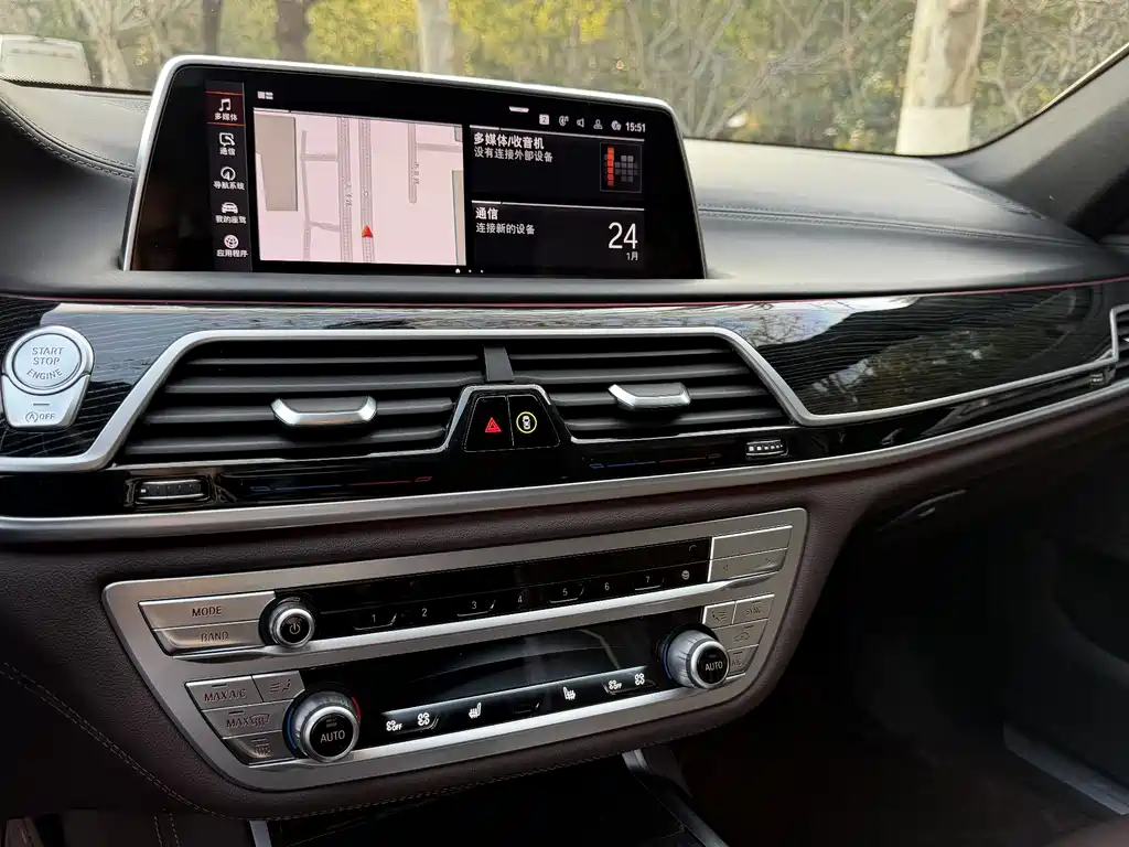 BMW 7 Series — фото 15