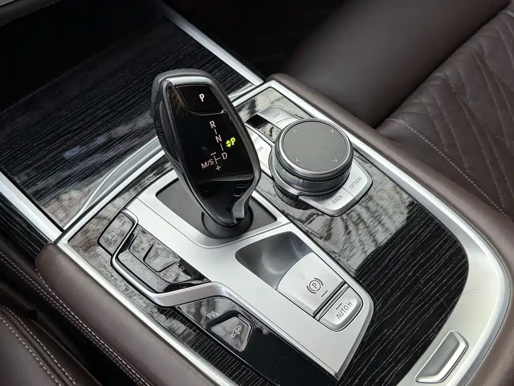 BMW 7 Series — фото 18