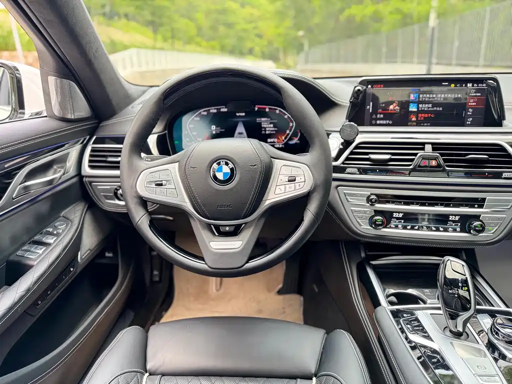 BMW 7 Series — фото 17