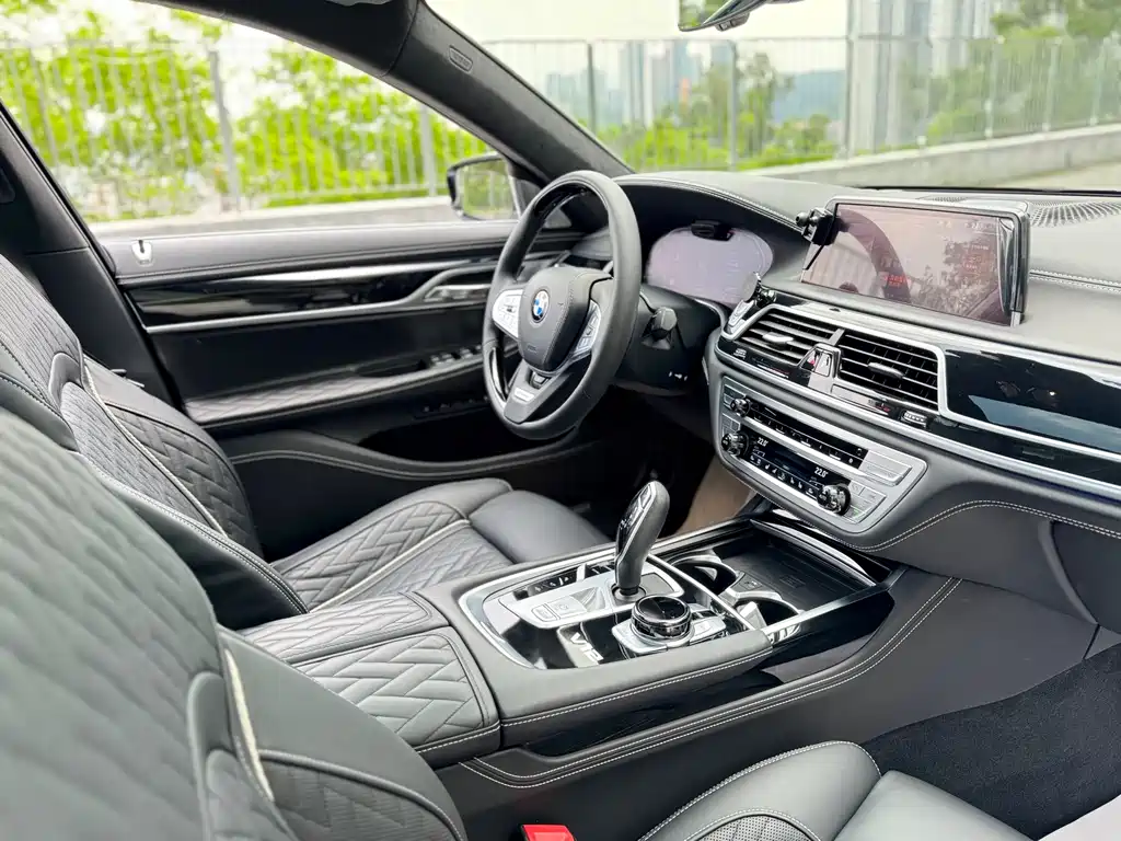 BMW 7 Series — фото 20