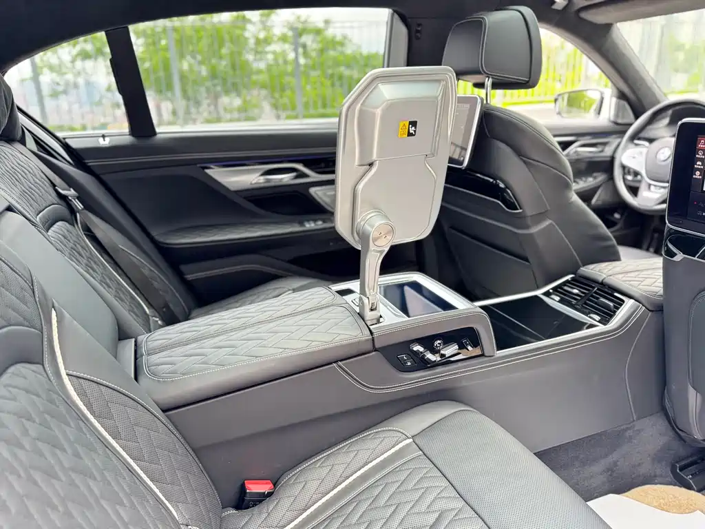 BMW 7 Series — фото 22