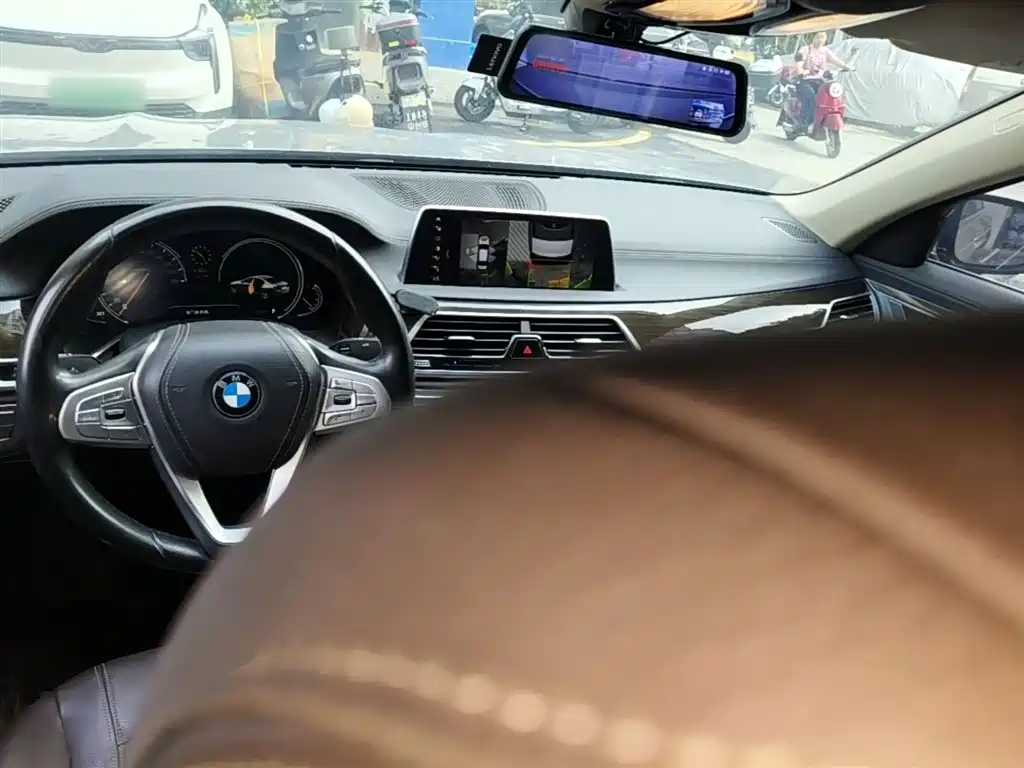 BMW 7 Series — фото 10