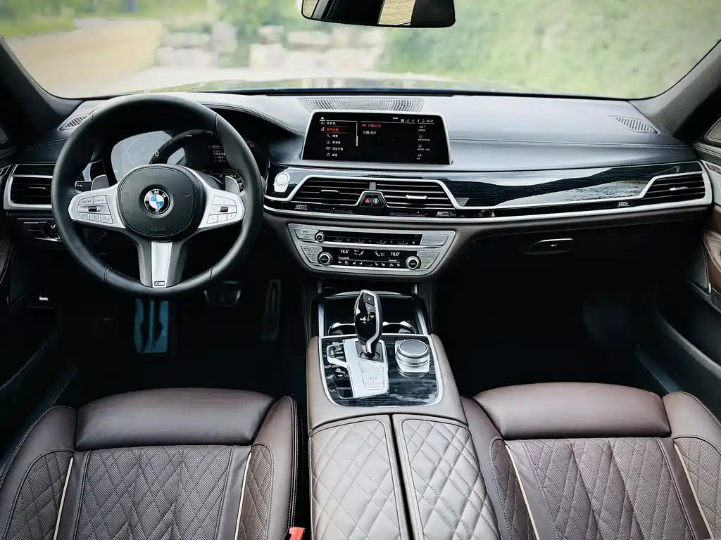 BMW 7 Series — фото 8