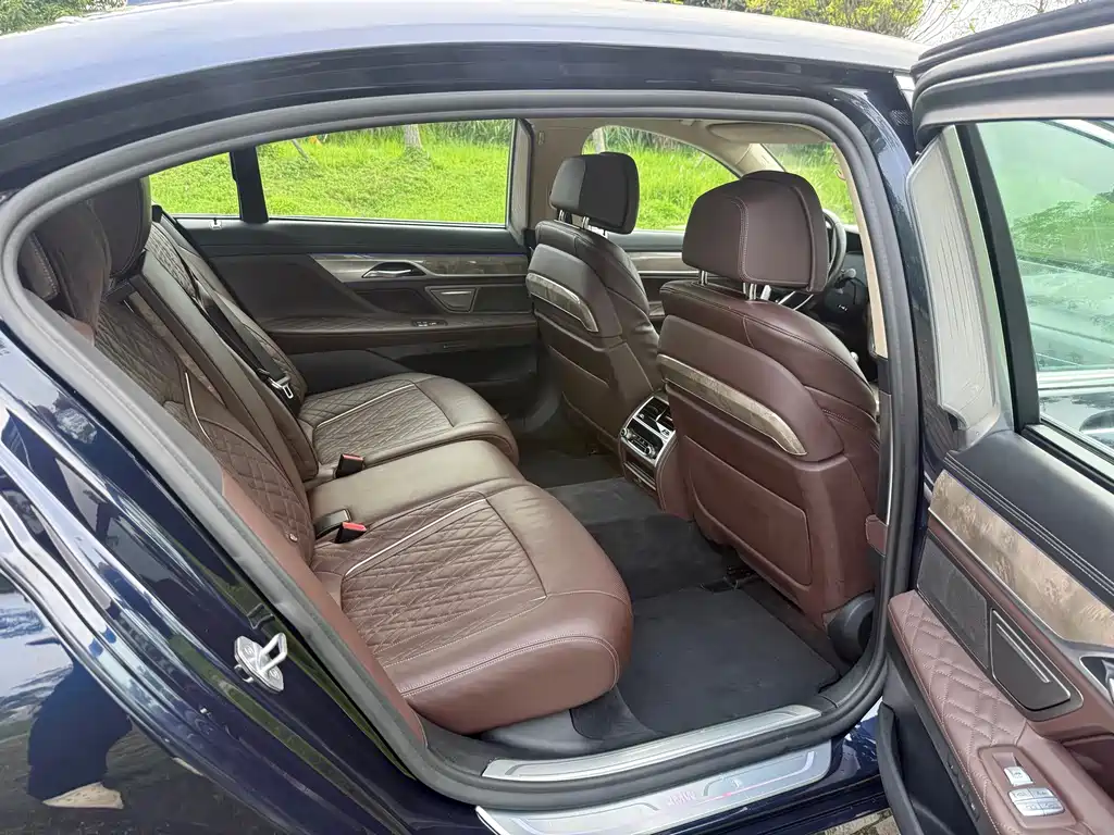 BMW 7 Series — фото 13