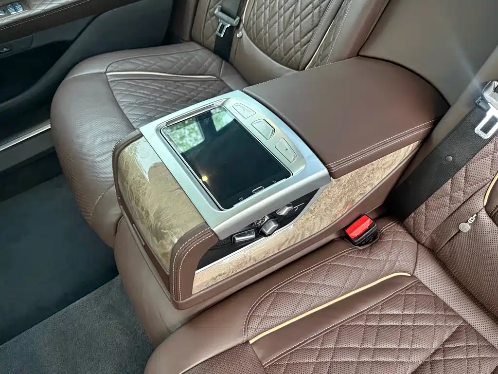 BMW 7 Series — фото 14