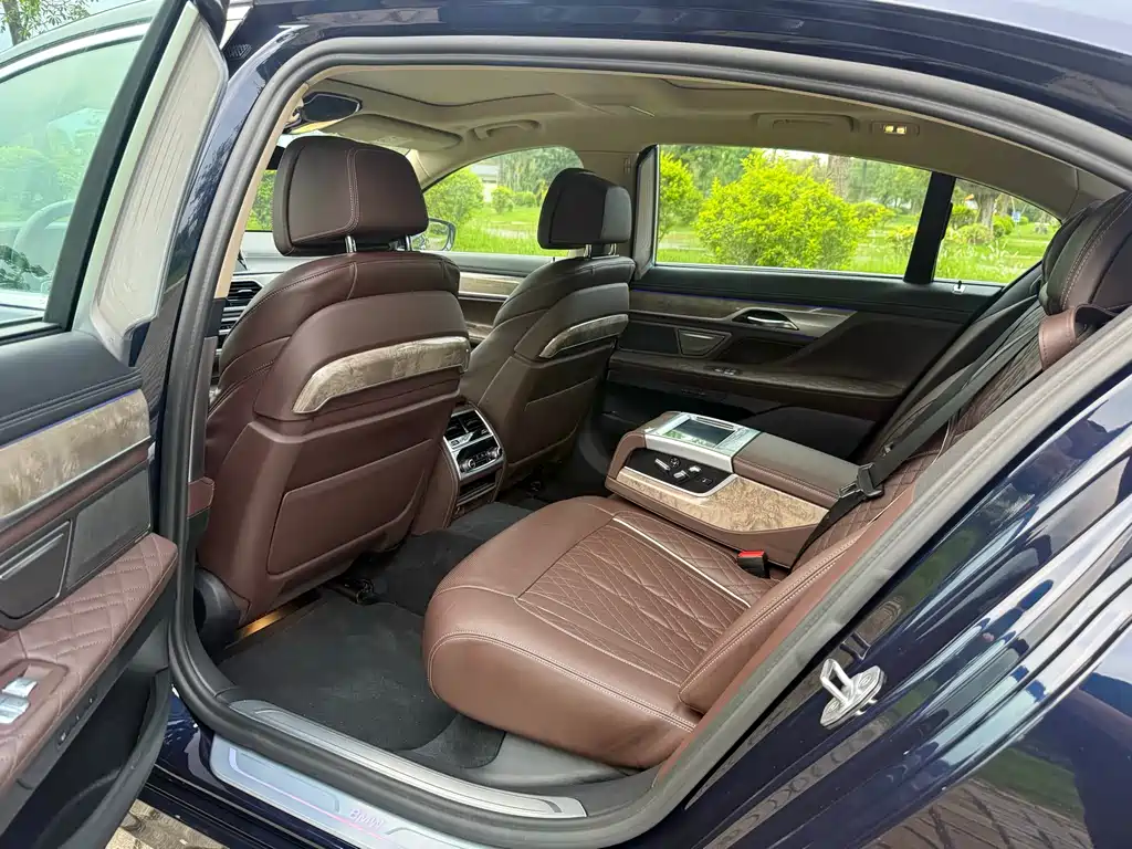 BMW 7 Series — фото 15