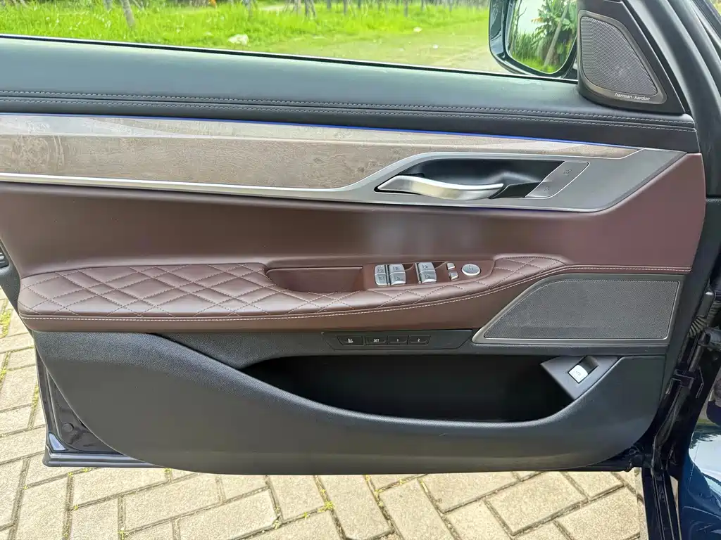 BMW 7 Series — фото 16