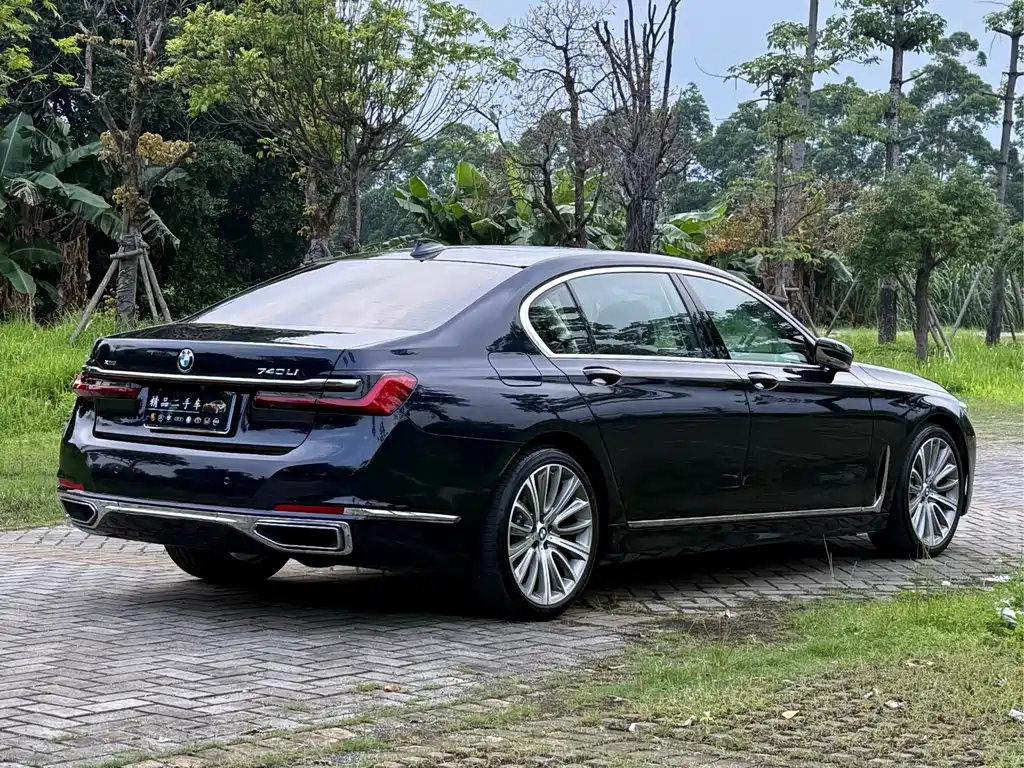 BMW 7 Series — фото 23