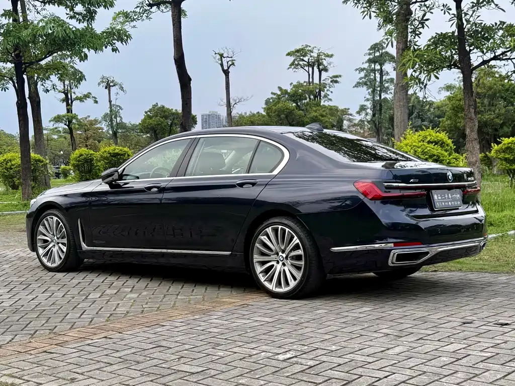 BMW 7 Series — фото 25