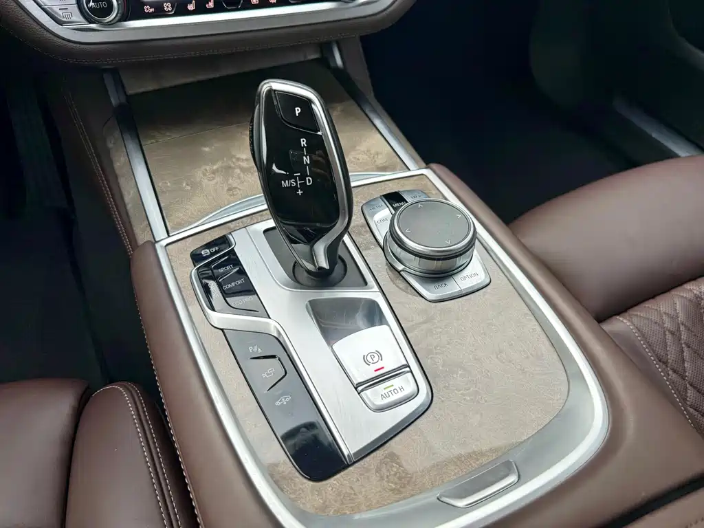 BMW 7 Series — фото 10