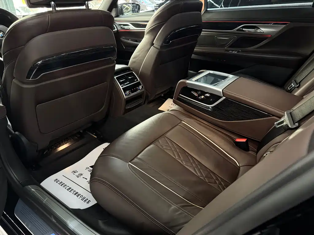 BMW 7 Series — фото 18