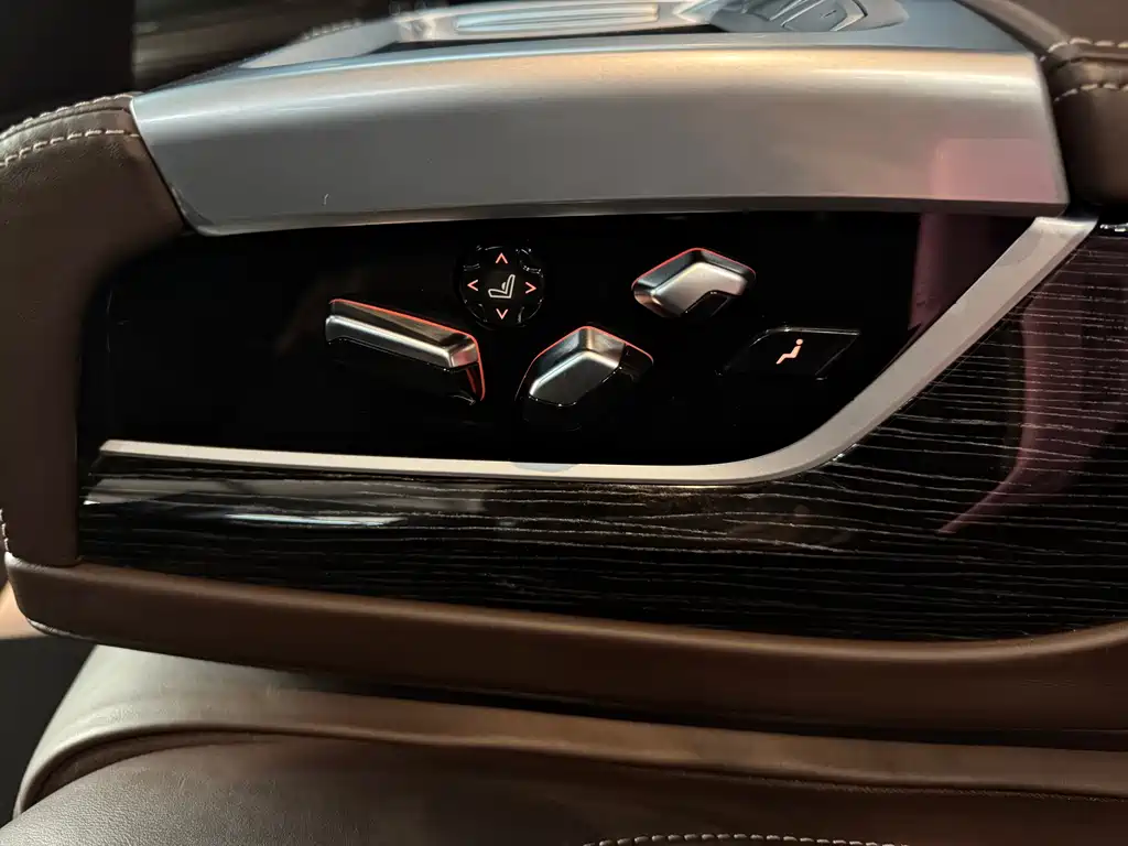 BMW 7 Series — фото 19