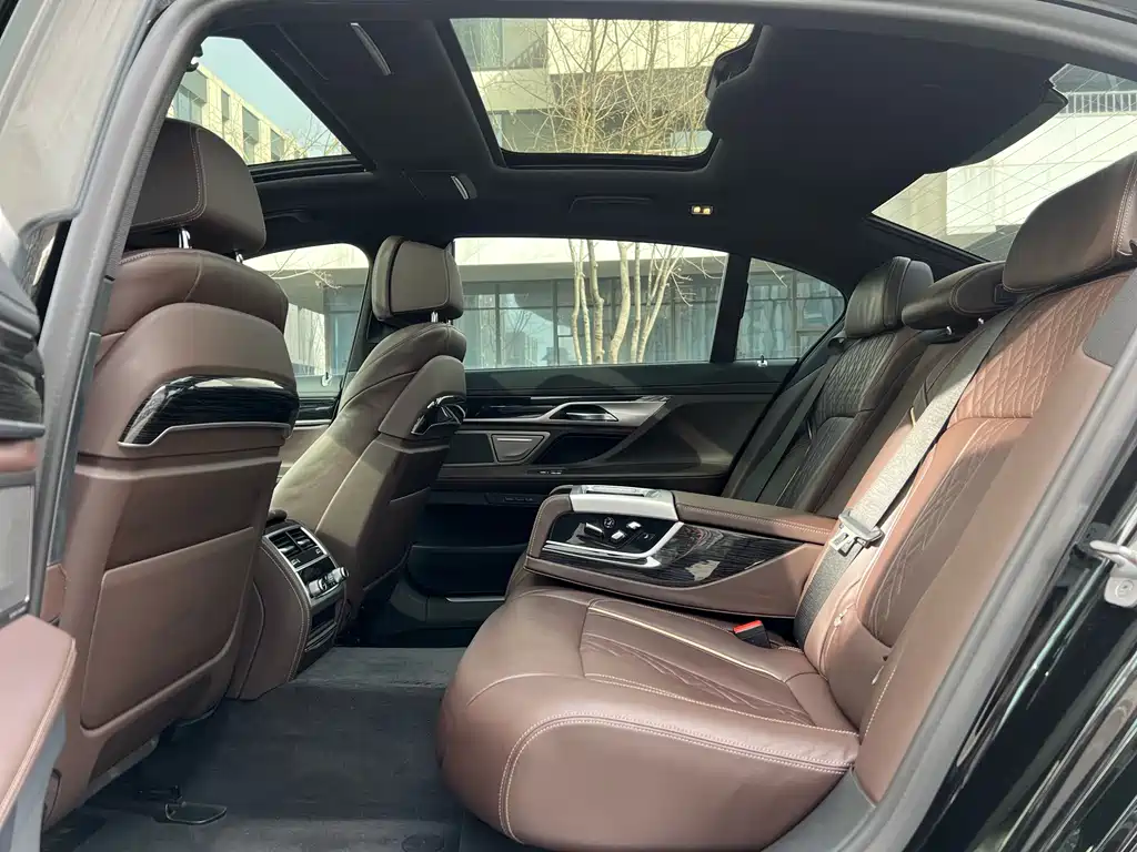 BMW 7 Series — фото 10