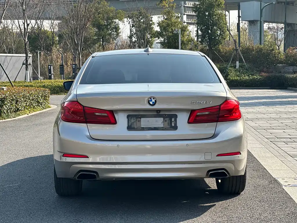 BMW 5 Series — фото 5