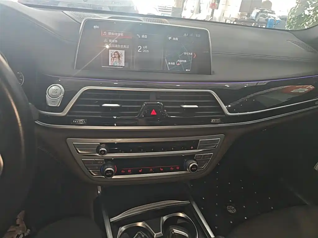 BMW 7 Series — фото 13