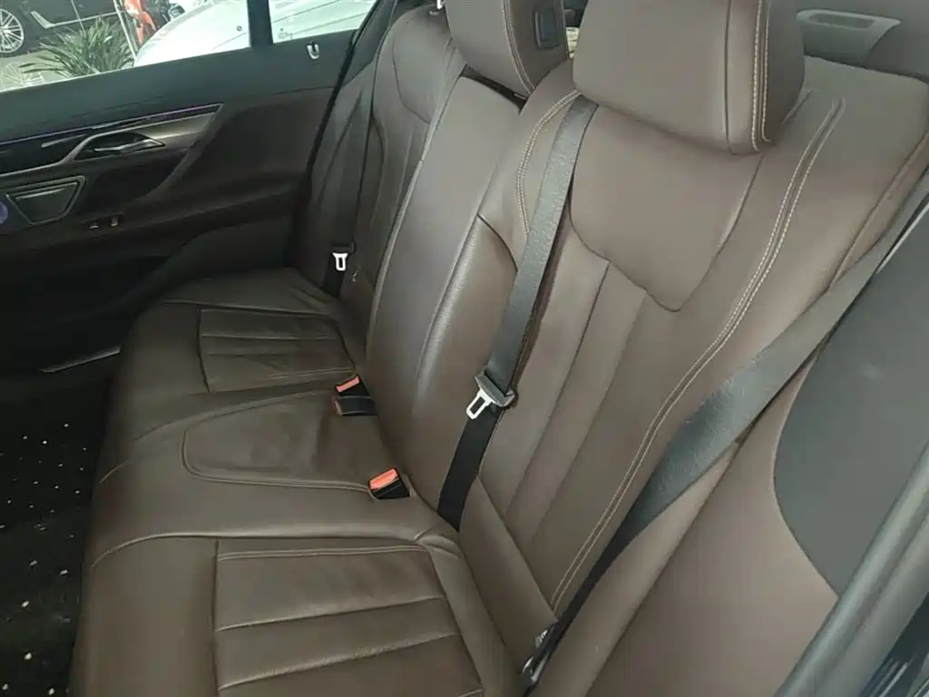 BMW 7 Series — фото 17