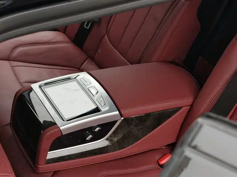 BMW 5 Series — фото 14