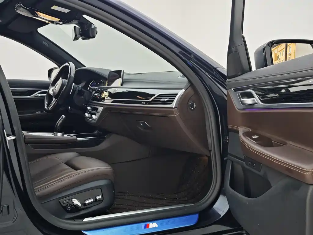 BMW 7 Series — фото 14
