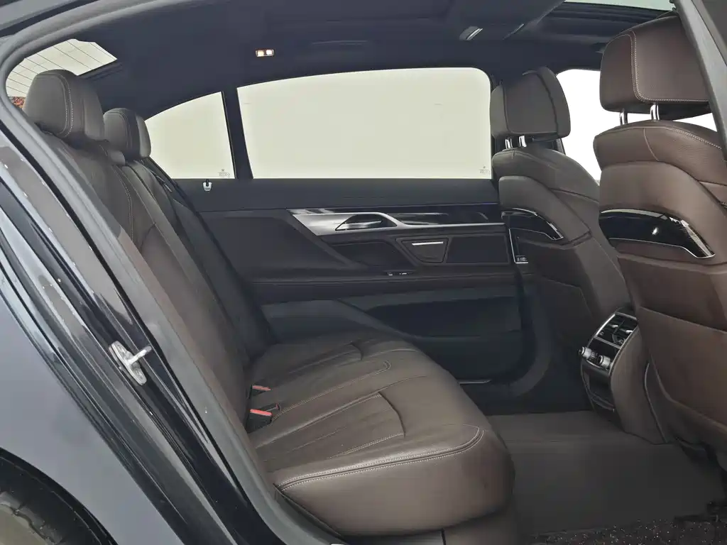 BMW 7 Series — фото 15