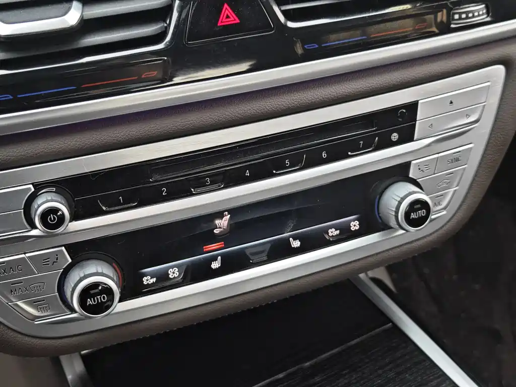 BMW 7 Series — фото 24