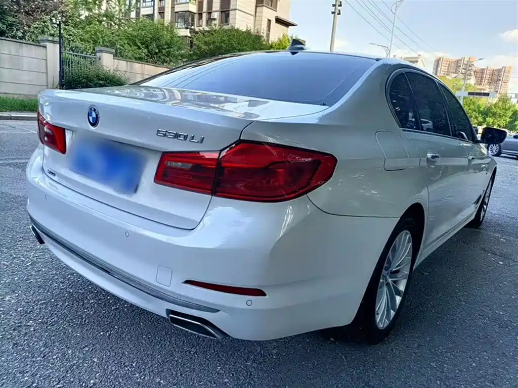 BMW 5 Series — фото 5
