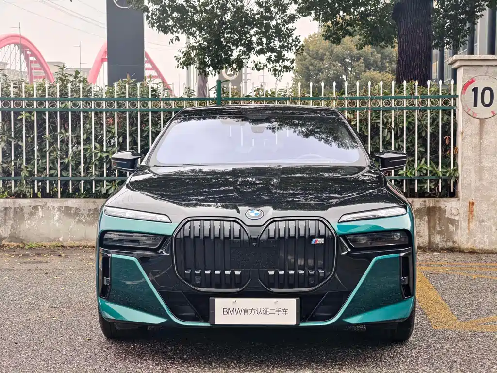 BMW i7 M70L — фото 2