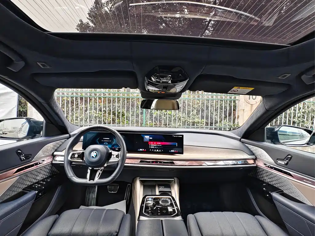 BMW i7 M70L — фото 14