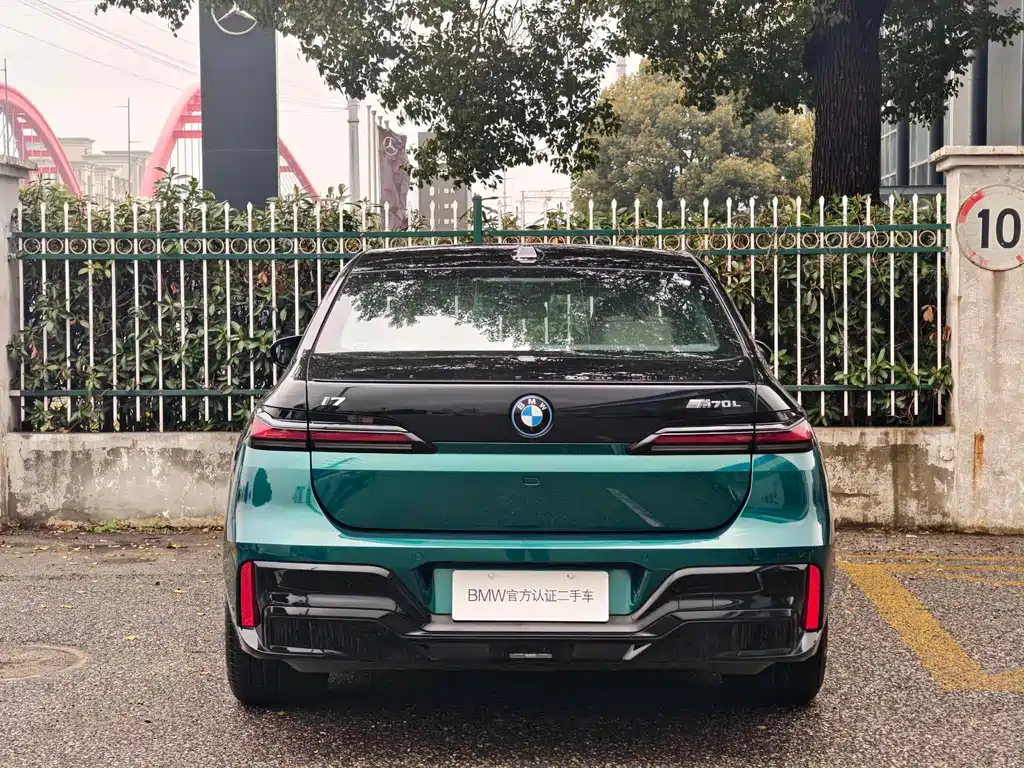 BMW i7 M70L — фото 5