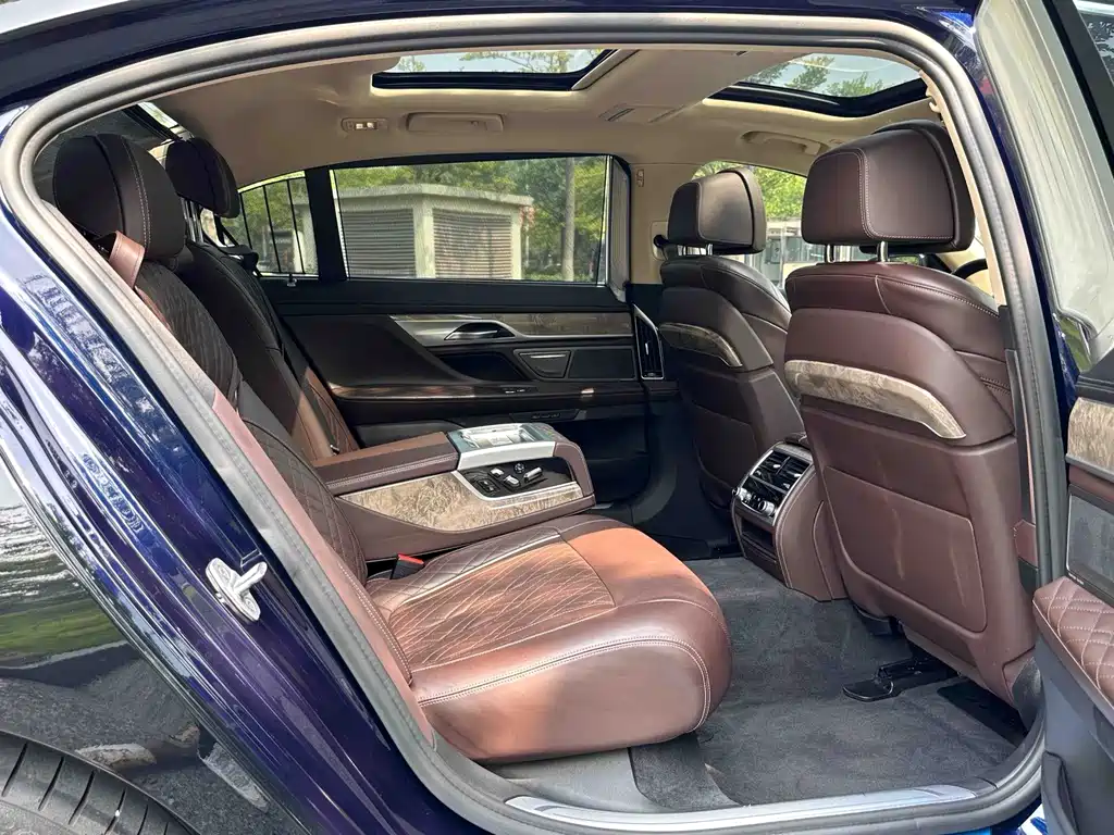 BMW 7 Series — фото 14