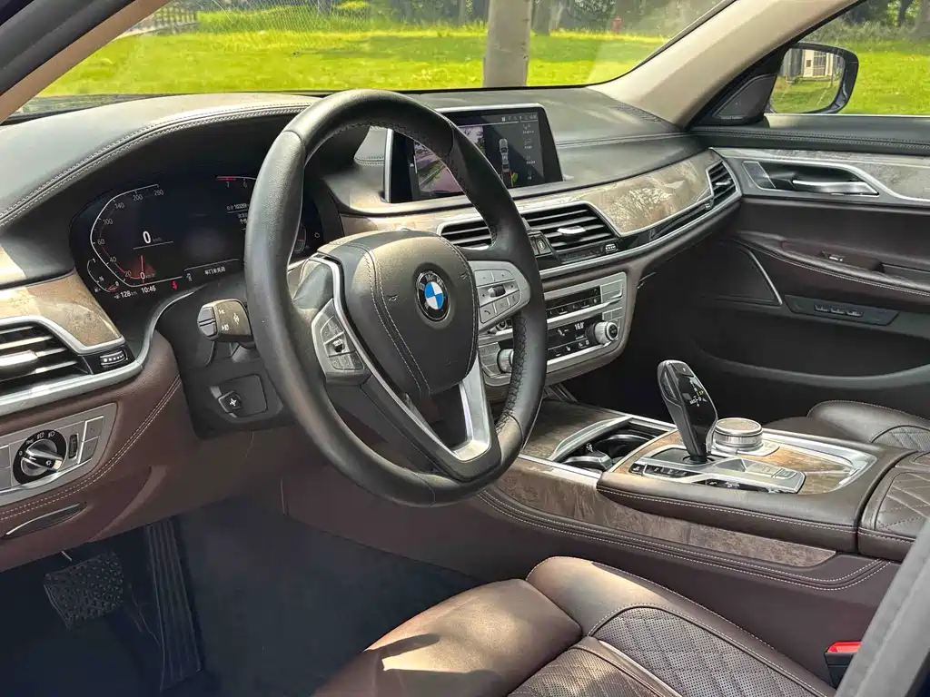 BMW 7 Series — фото 15