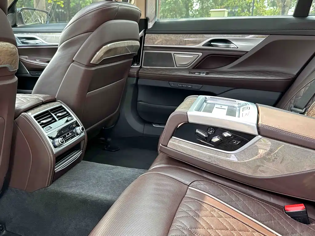 BMW 7 Series — фото 17