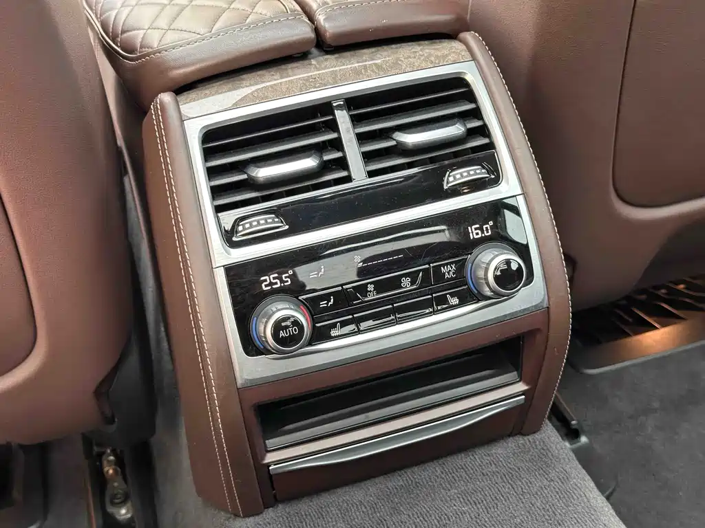 BMW 7 Series — фото 18