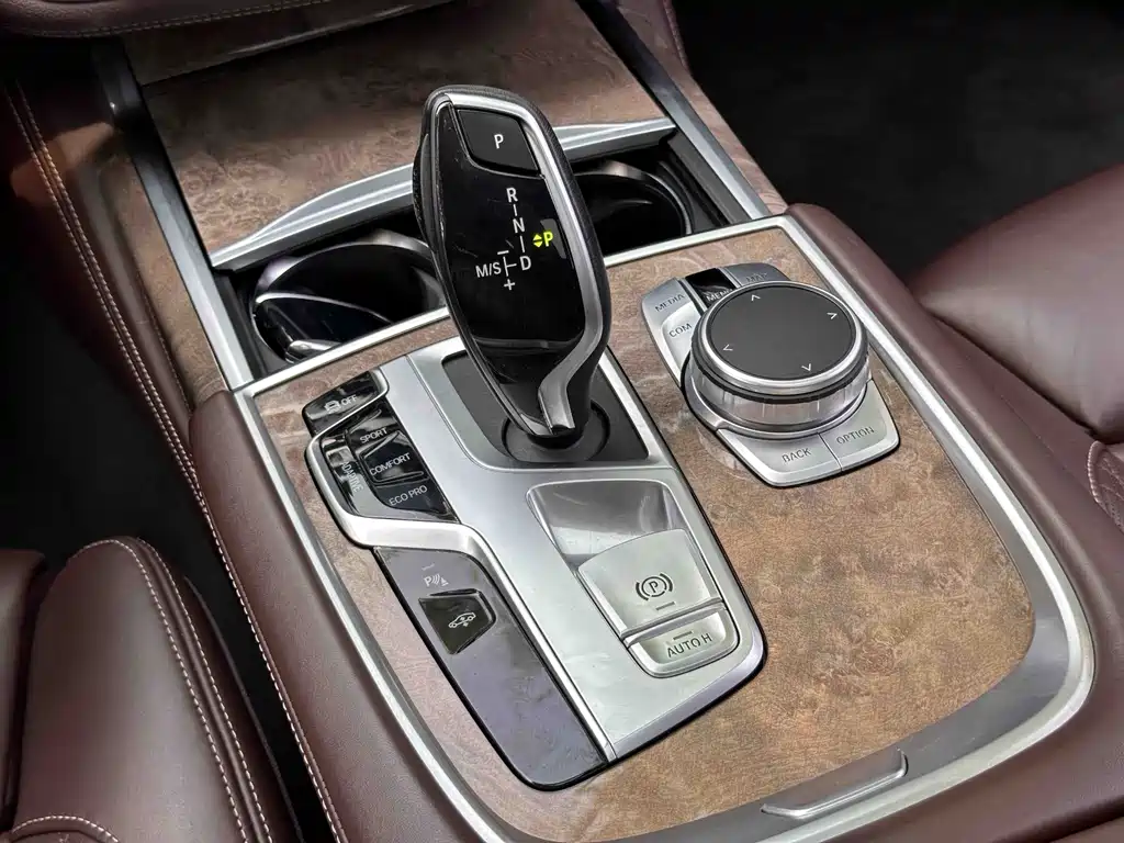BMW 7 Series — фото 24