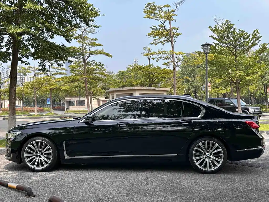 BMW 7 Series — фото 10
